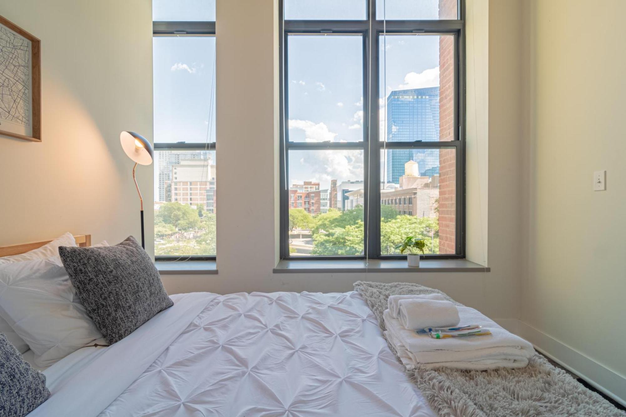 Bright 2Br Luxury Corner Suite With Optional Parking Sleeps 6 Guests Near Mccormick Place And Soldier Field Chicago Exteriér fotografie